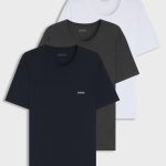 Paquete de tres camisetas de algodón con logo bordado