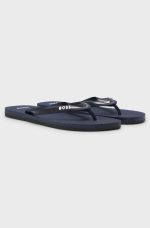 Chanclas elaboradas en Italia con detalle de logo en contraste