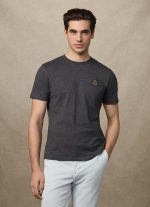 camiseta con escudo fit clásico - Image 3
