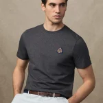 camiseta con escudo fit clásico