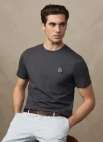 camiseta con escudo fit clásico